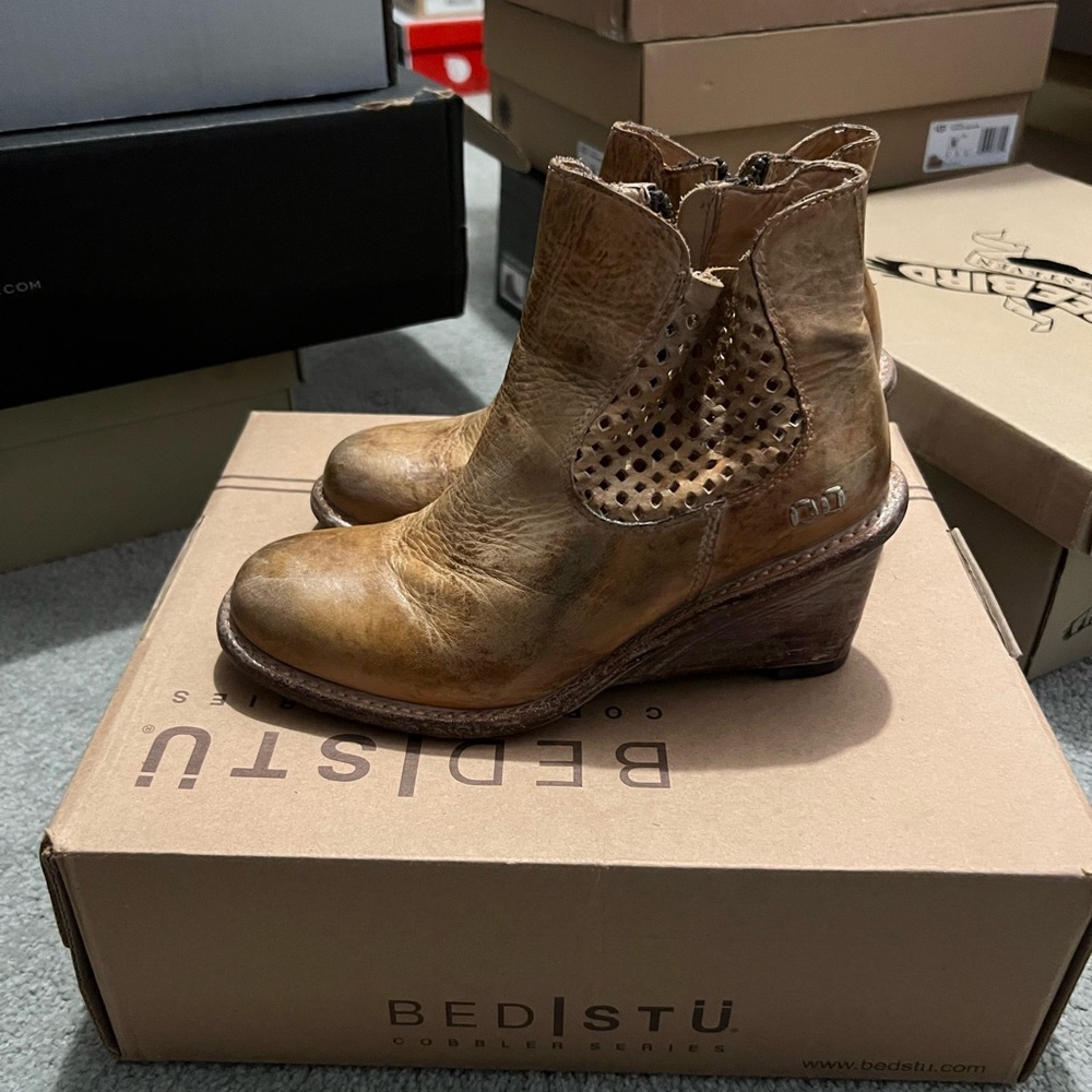 BED|STU Women's Distressed Brown Ankle Booties
